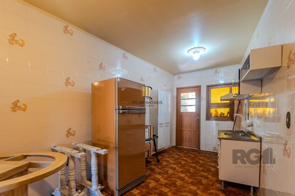 Prédio de 328m² - 4 dormitórios, 2 vagas no bairro Chácara das Pedras