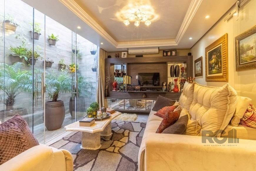 Casa 280m² - 3 dormitórios, 1 suíte, 2 vagas no bairro Jardim Itú