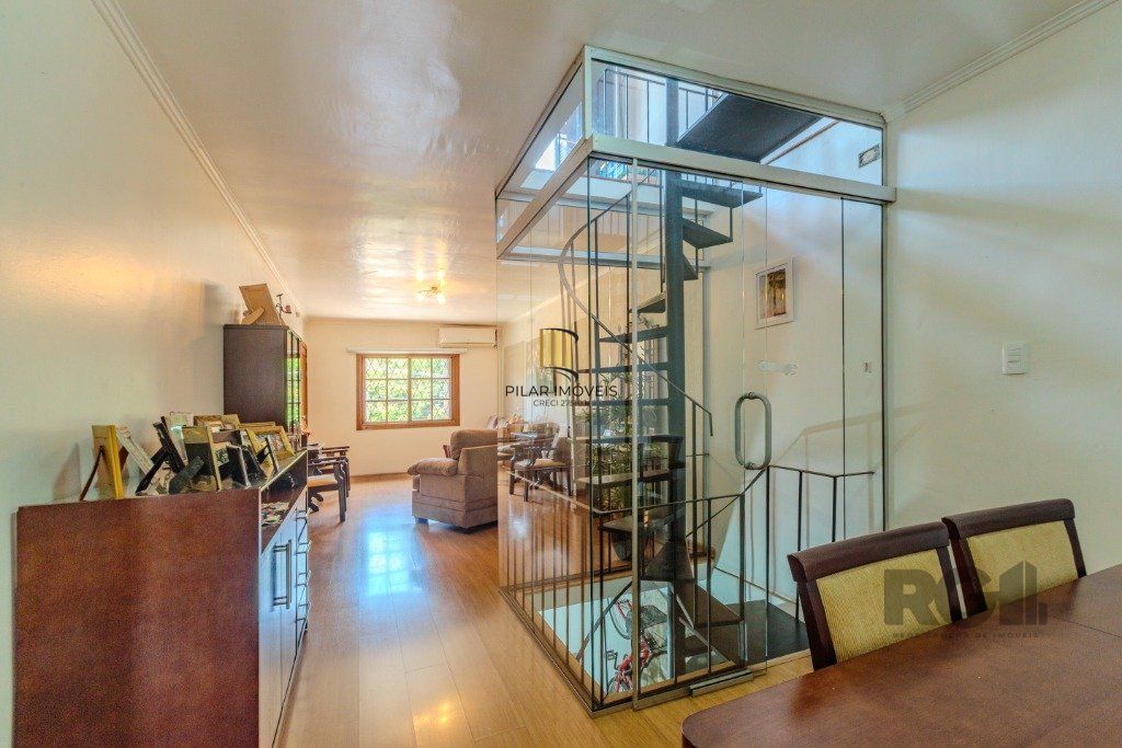 Casa 253m², 3 suítes, pátio, churrasqueira e vaga de garagem para 4 carros no bairro Nonoai
