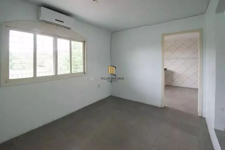 VENDE – AMPLA CASA RESIDENCIAL COM PISCINA E 5 VAGAS