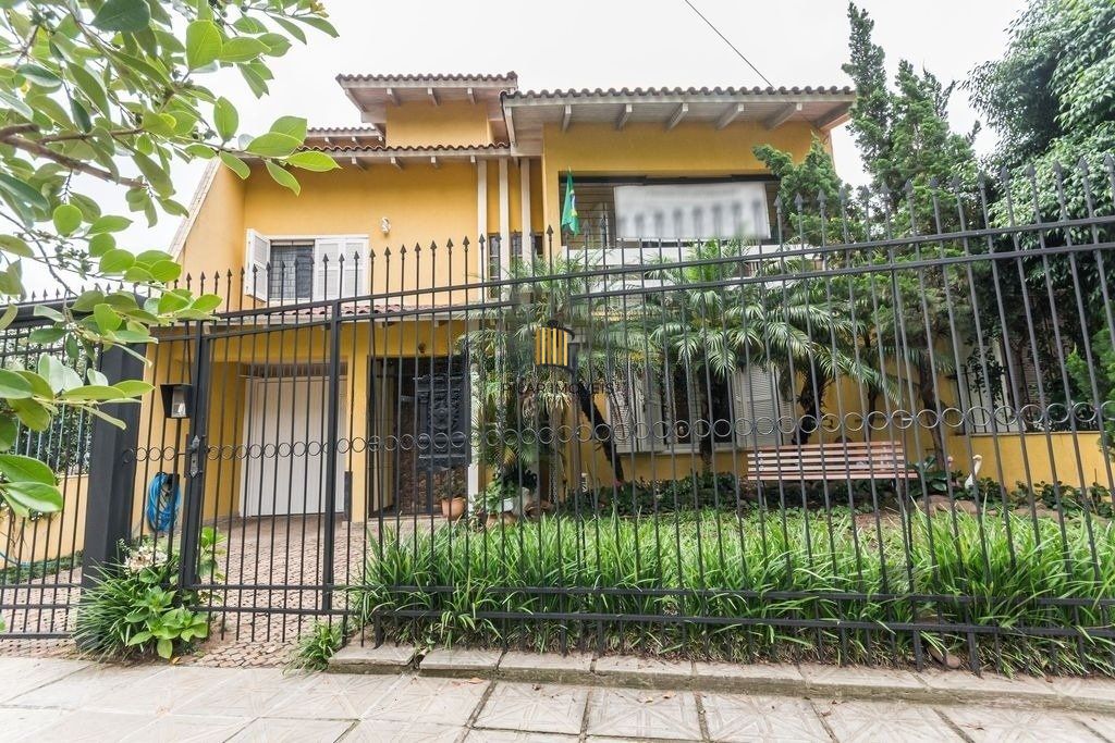 Casa 381m² - 5 dormitórios, 1 suíte, piscina e 6 vagas no bairro São Sebastião