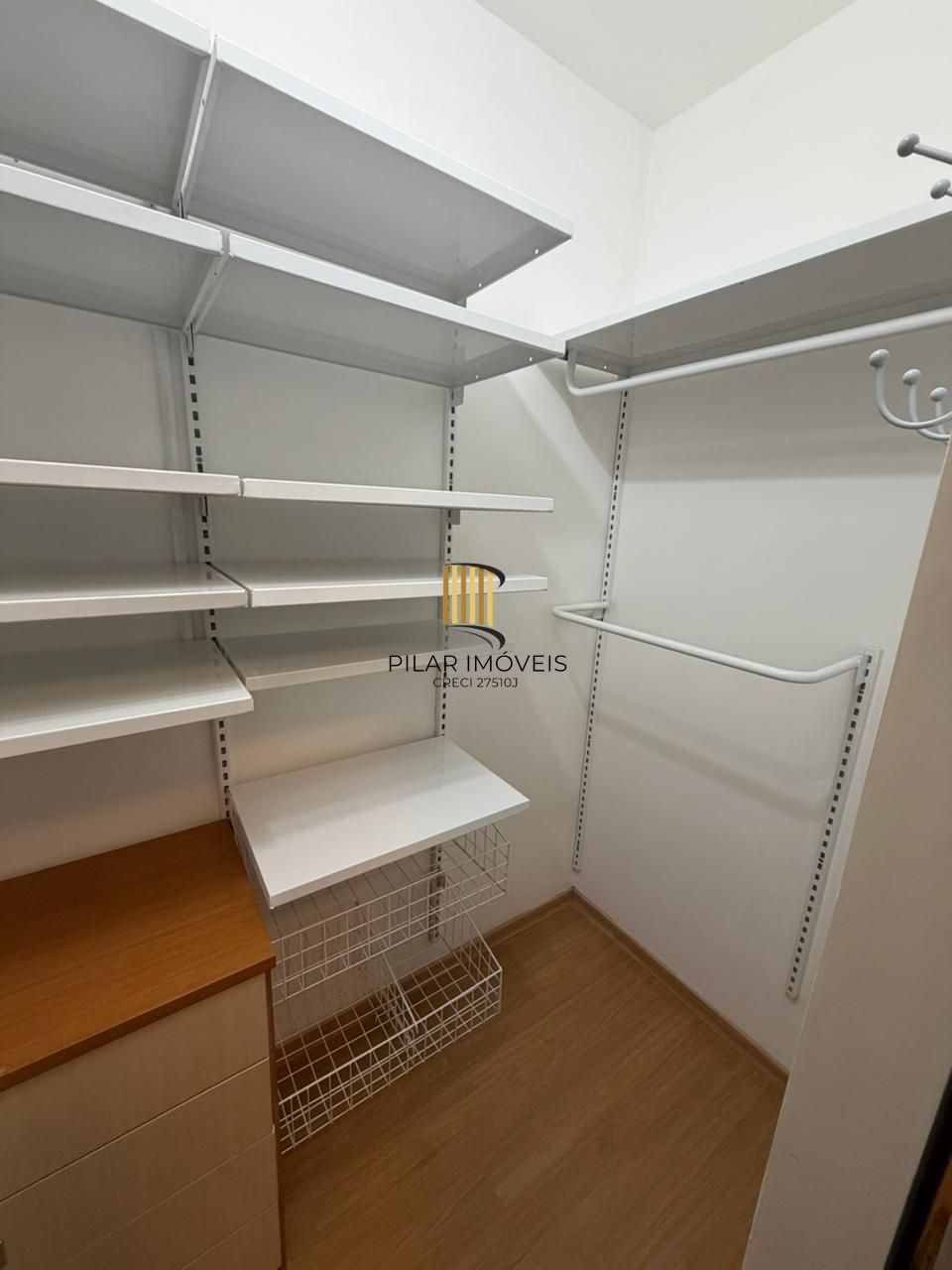 Apartamento 2 dormitórios, 1 vaga coberta no Bairro Teresópolis.