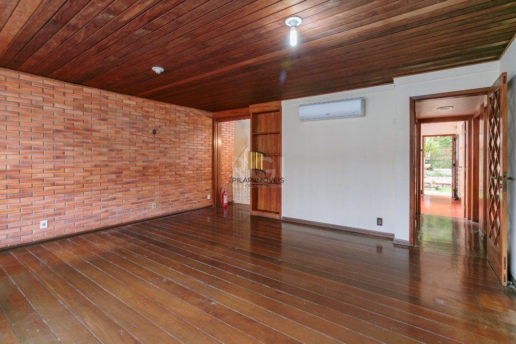 Casa 3 dormitórios com uma 1 suite, 2 banheiros, terraço, bem iluminada. Próxima ao Shopping Boubon Teresópilis
