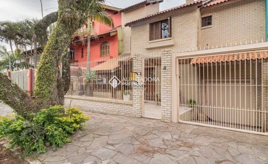 Casa de 3 dormitórios à venda em Ipanema, Porto Alegre.