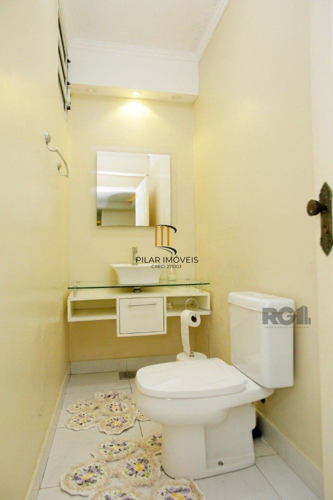 Excelente casa de 235m² com 4 dormitórios e 3 vagas no bairro Azenha.