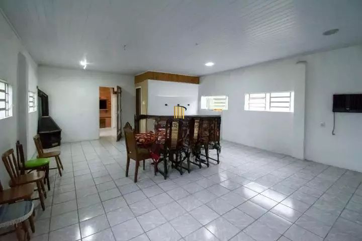 VENDE – AMPLA CASA RESIDENCIAL COM PISCINA E 5 VAGAS