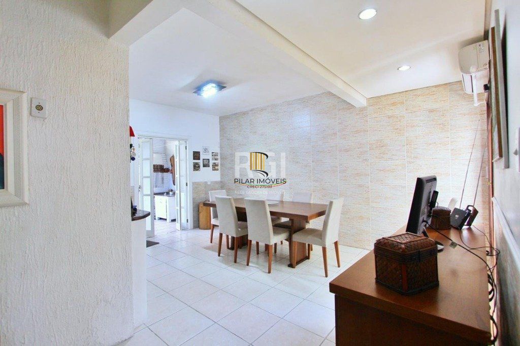 Casa para Venda - 260m², 5 dormitórios, sendo 2 suites, 4 vagas - Teresópolis