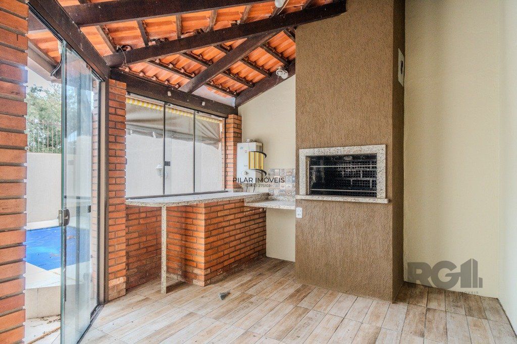 Casa de 214m² com 4 dormitórios, 1 suíte, piscina e 2 vagas no bairro Teresópolis