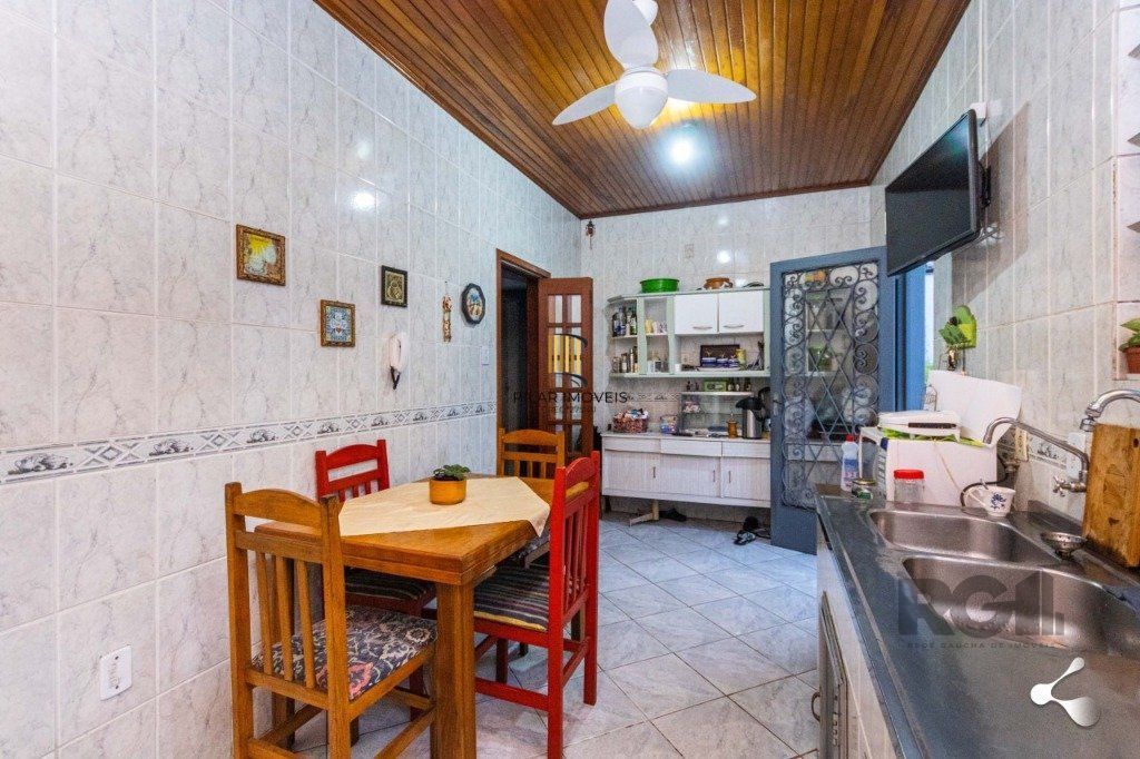 Casa para Venda - 240m², 3 dormitórios, sendo 1 suites, 3 vagas - Cristal