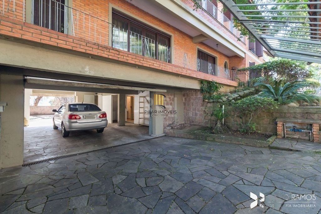 Lindo sobrado com 347m2 de área construída,  5 vagas, espaço de lazer com vista panorâmica.