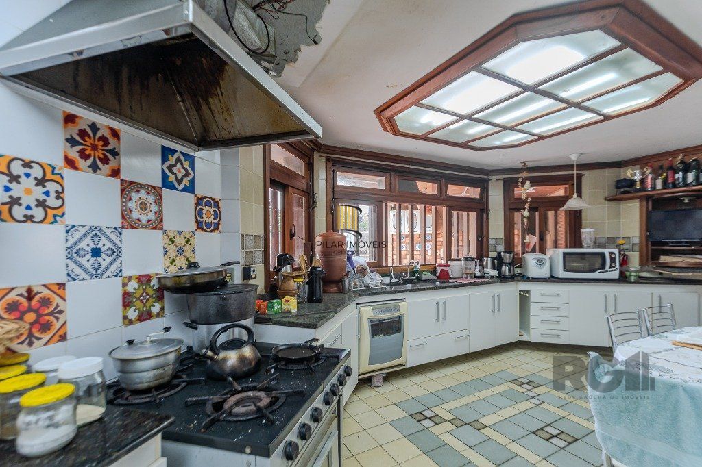 Casa 400m² - 5 dormitórios, 4 vagas no bairro Vila Jardim