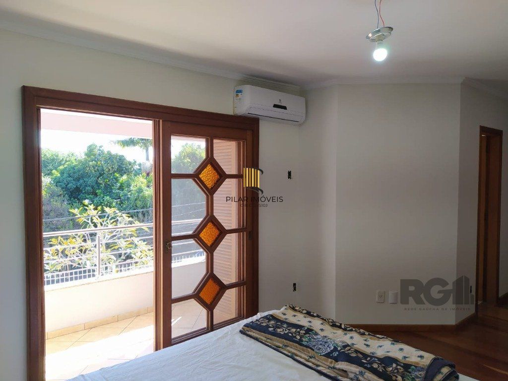 Casa 234m² - 3 dormitórios, 1 suíte e vaga para 6 carros no Jardim São Pedro