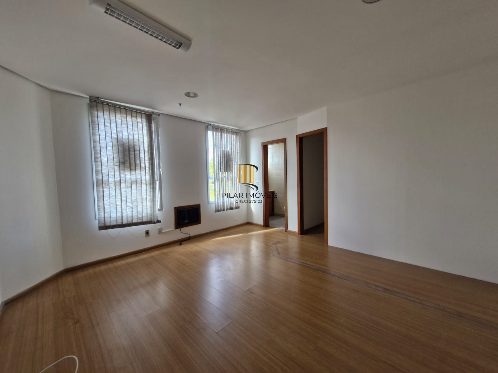 Sala comercial em prédio com elevador, no bairro Teresópolis.