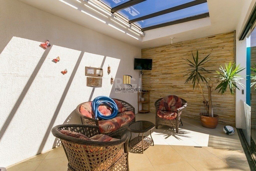 Excelente casa em condomínio com 3 suítes, piscina e 3 vagas de garagem