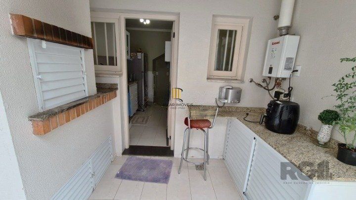 Casa em condomínio 110m² - 3 dormitórios sendo 1 suíte e 1 vaga de garagem no bairro Teresópolis