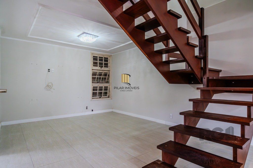 Casa de 214m² com 4 dormitórios, 1 suíte, piscina e 2 vagas no bairro Teresópolis