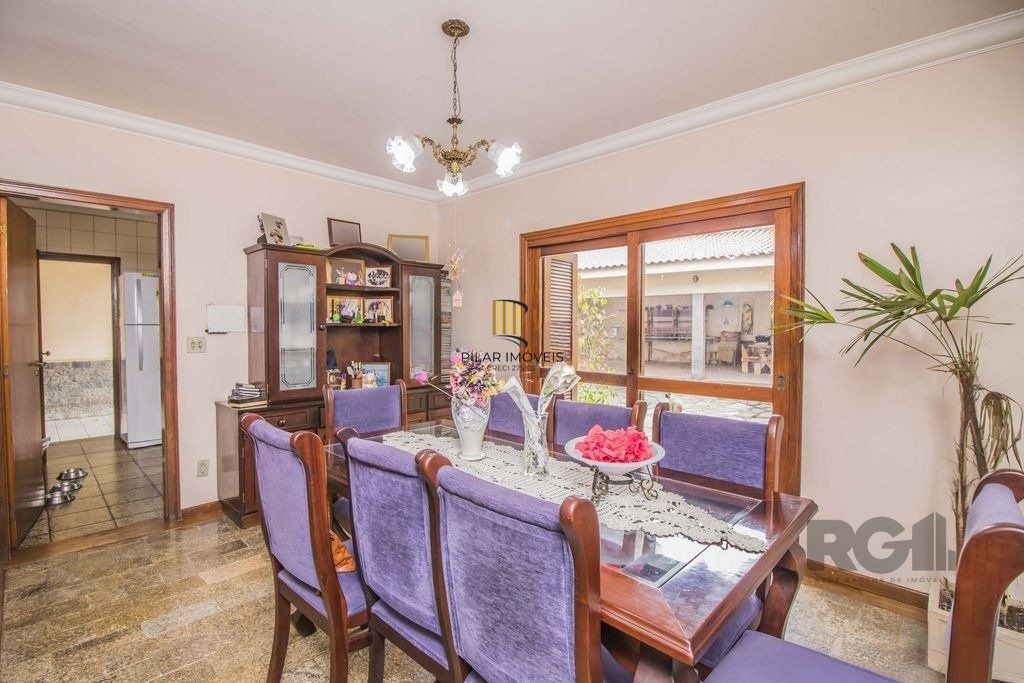 Casa de 329m² - 4 dormitórios, 1 suíte, 6 vagas no bairro Vila Jardim