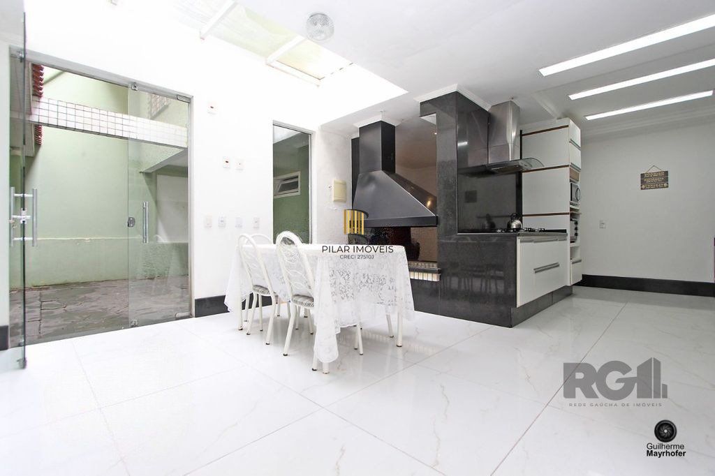Casa com 5 suítes, 7 banheiros, 4 vagas no bairro Partenon