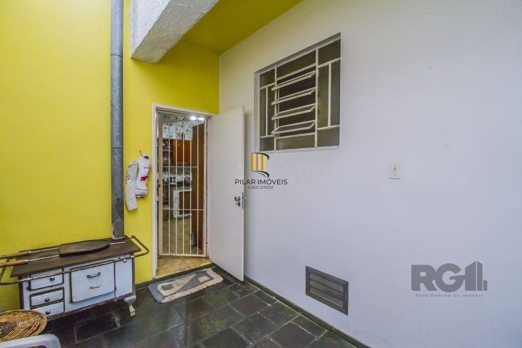 Casa de 4 dormitórios, bairro Santa Tereza
