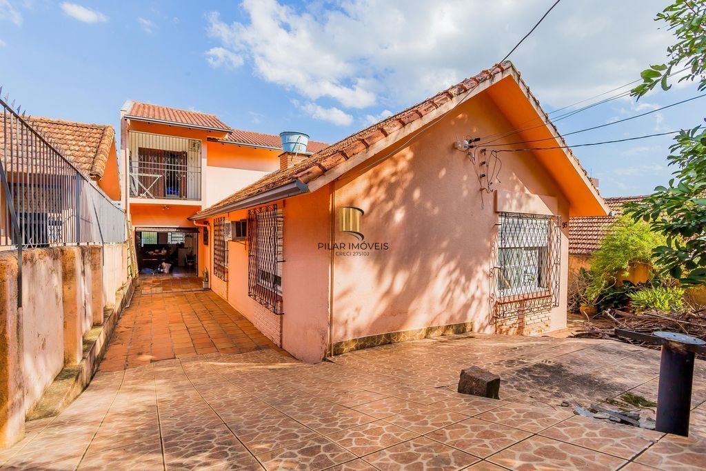 Casa de 6 dormitórios à venda No Bairro Jardim do Salso - Porto Alegre