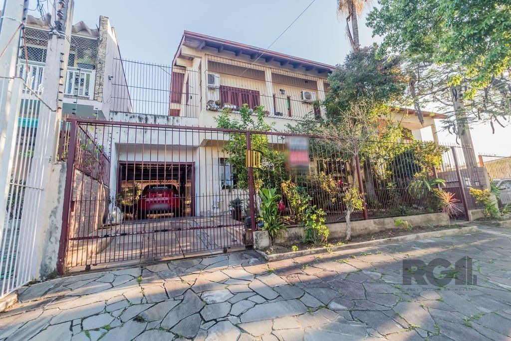 Sobrado de 215m² - 4 dormitórios, 5 vagas no bairro Passo das Pedras