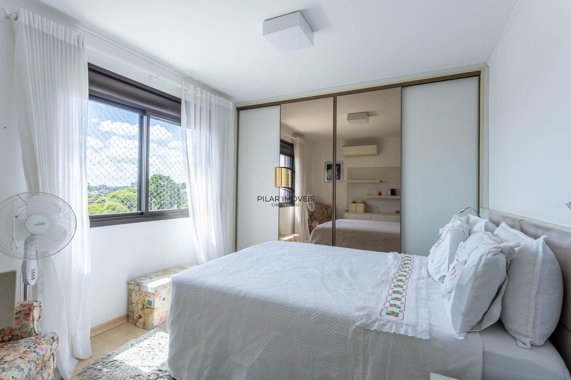 Apartamento à Venda com 2 Dormitórios (1 Suíte) e 2 Vagas Cobertas - Vila Ipiranga, Porto Alegre/RS