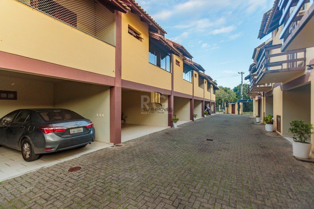 Casa 160m² - 3 dormitórios, 1 suíte, churrasqueira, terraço e 2 vagas de garagem no Guarujá