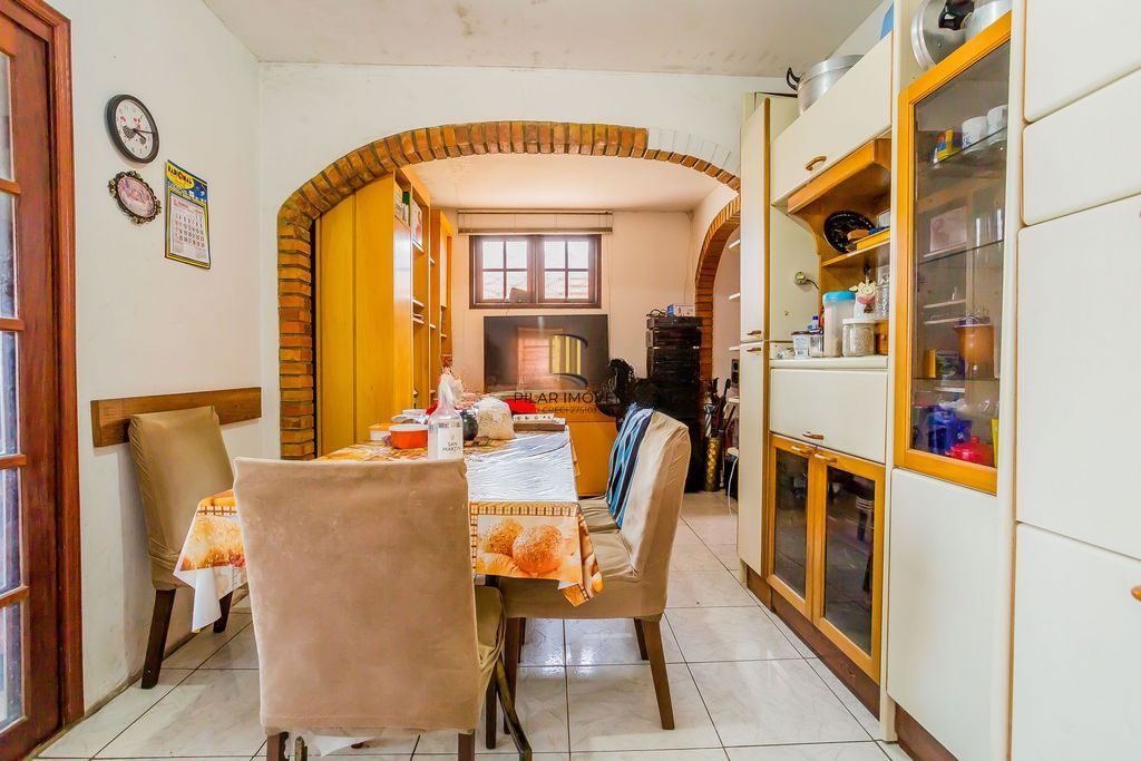 Casa de 6 dormitórios à venda No Bairro Jardim do Salso - Porto Alegre