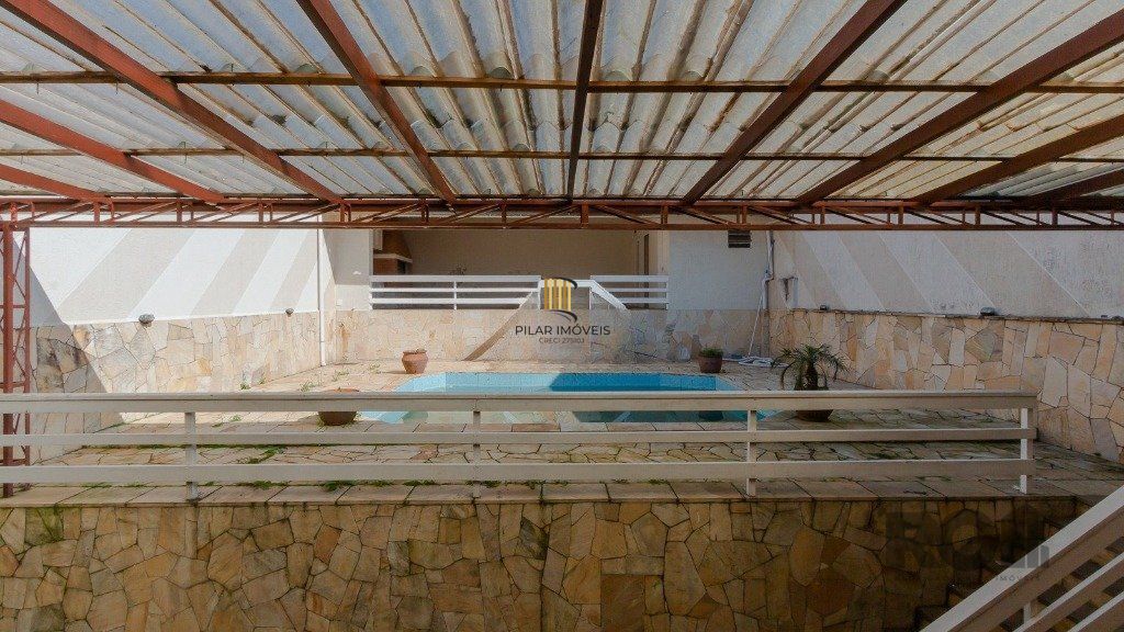 Casa com 4 dormitórios, 4 vagas no bairro Vila Jardim