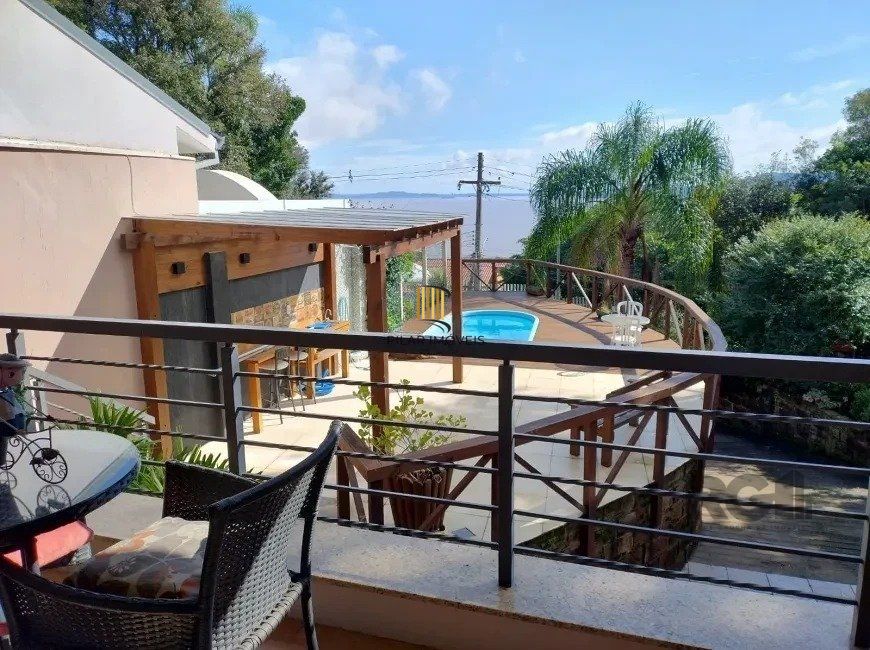 Casa de 307m² - 3 dormitórios, piscina, 4 vagas no bairro Espírito Santo