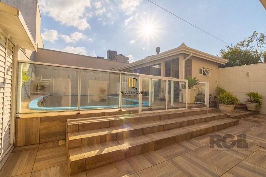 Casa 280m² - 3 dormitórios, 1 suíte, 2 vagas no bairro Jardim Itú