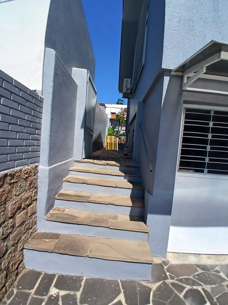 Casa com 03 dormitorios e amplo jardim no bairro Santa Tereza /RS