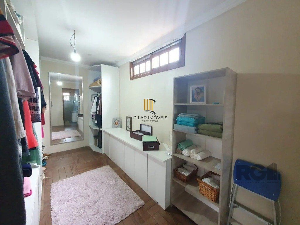 Casa com 3 dormitórios no bairro Lomba do Pinheiro