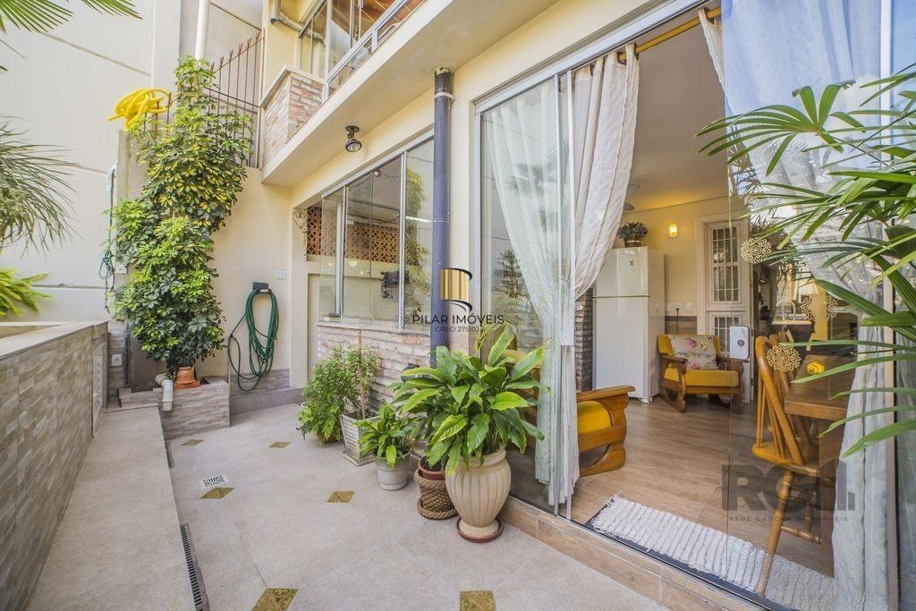 Casa de 4 dormitórios no bairro Glória