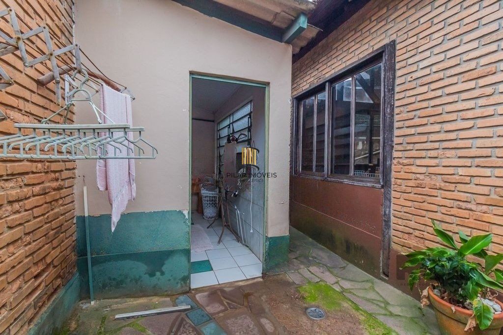 Impecável casa no bairro Medianeira. Living de 3 ambientes com lareira. Com 4 dormitórios sendo 1 suíte também com lareira. Ampla cozinha mobiliada e reformada. Dormitórios com armários fixos .