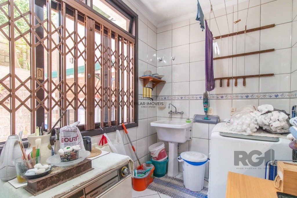 Linda casa de 04 dormitórios com vista livre no Bairro Teresópolis