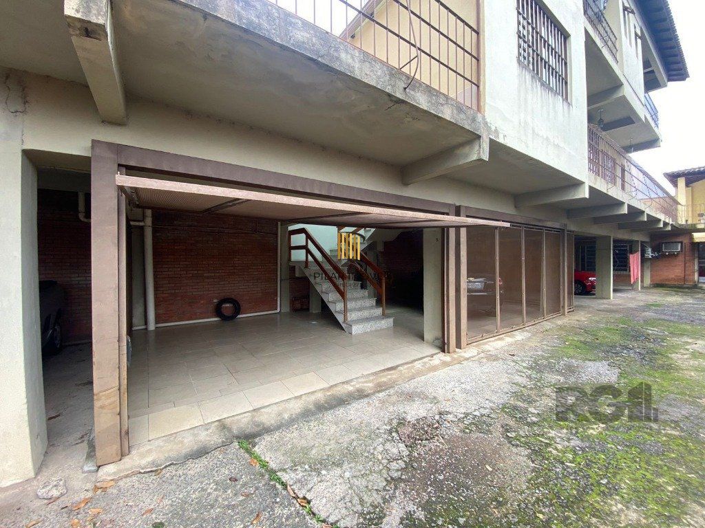 Sobrado 4 dormitórios no bairro Medianeira