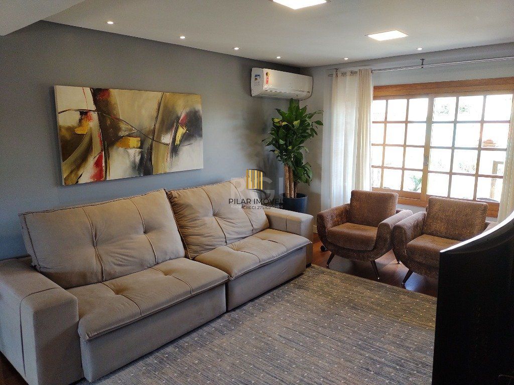 Excelente casa com 03 suíte, espaço gourmet com churrasqueira, living com lareira, pátio com piscina e garagem para 02 carros no bairro Espírito Santo
