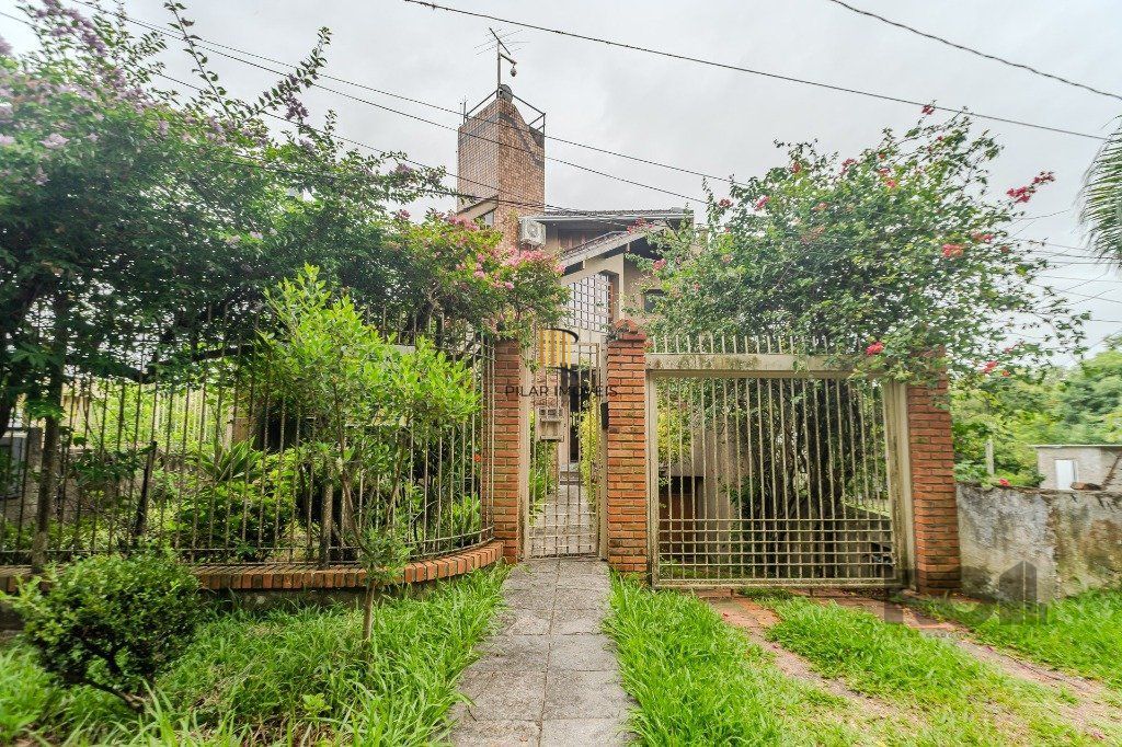 Casa 400m² - 5 dormitórios, 4 vagas no bairro Vila Jardim