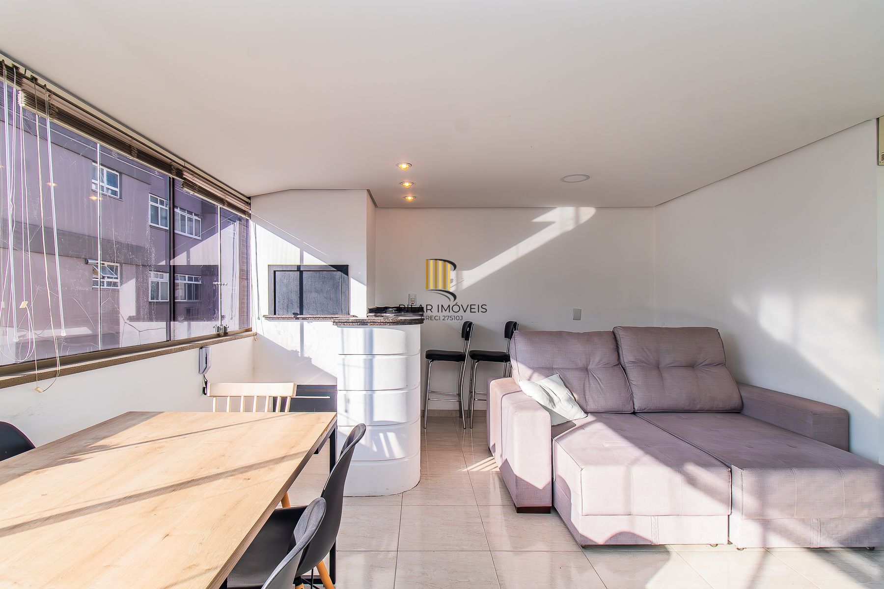 Amplo apartamento duplex com 2 dormitórios e 1 vaga de garagem.