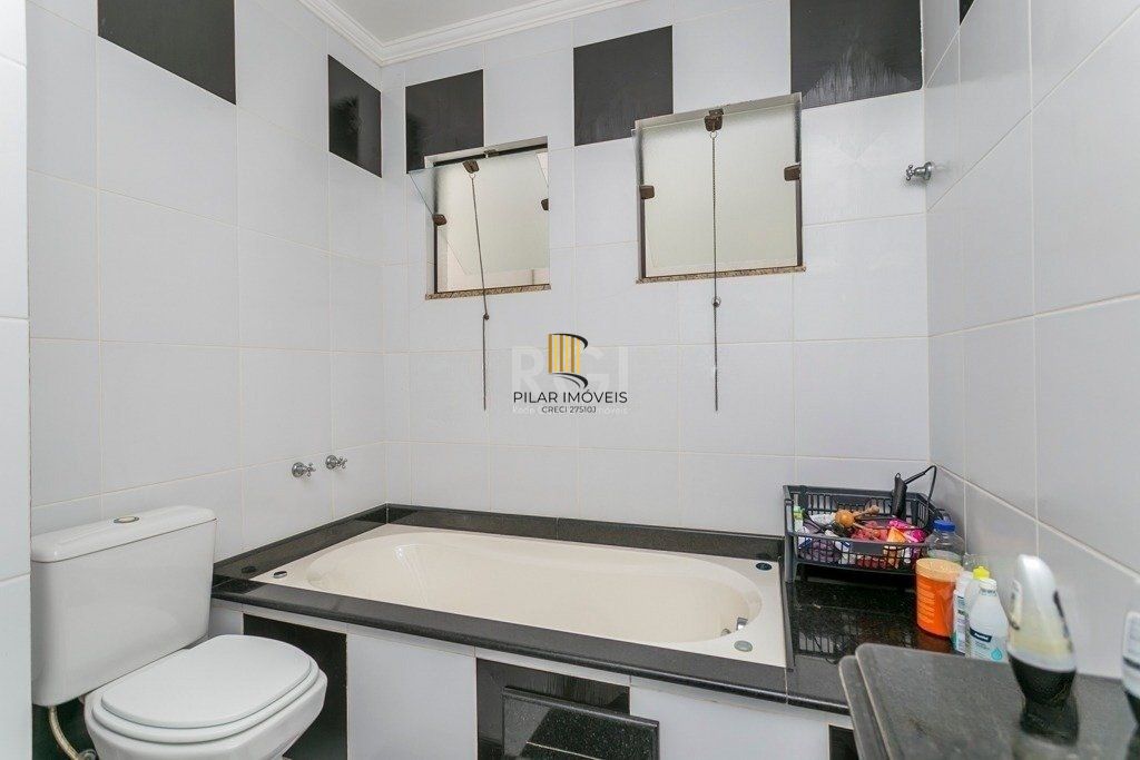 Excelente casa em condomínio com 3 suítes, piscina e 3 vagas de garagem