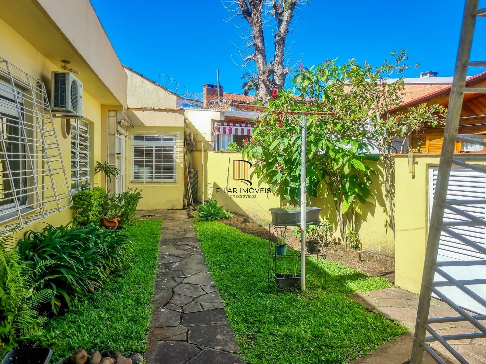 Casa Térrea 280 m²  em Teresópolis – 4 Dorms, Escritório e Edícula