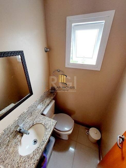 Casa com 03 dormitórios, 01 suíte, pátio com churrasqueira e 03 vagas de garagem no bairro Tristeza