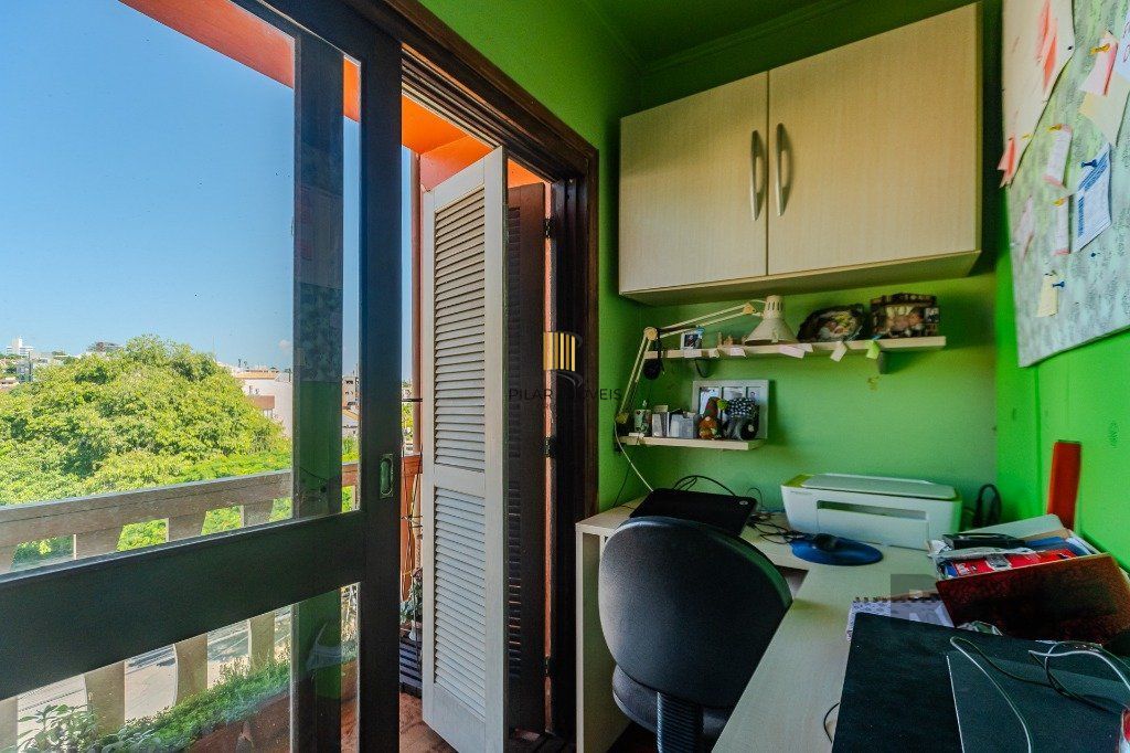 Prédio de 328m² - 4 dormitórios, 2 vagas no bairro Chácara das Pedras