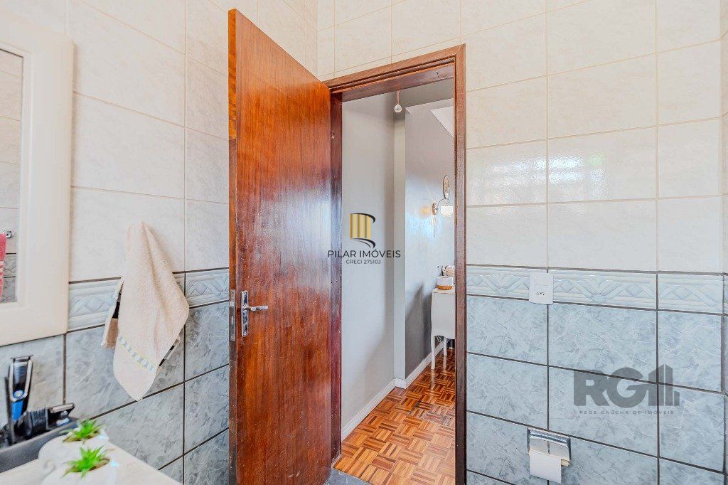 Casa com 234m², 3 dormitórios, 3 vagas no bairro Partenon