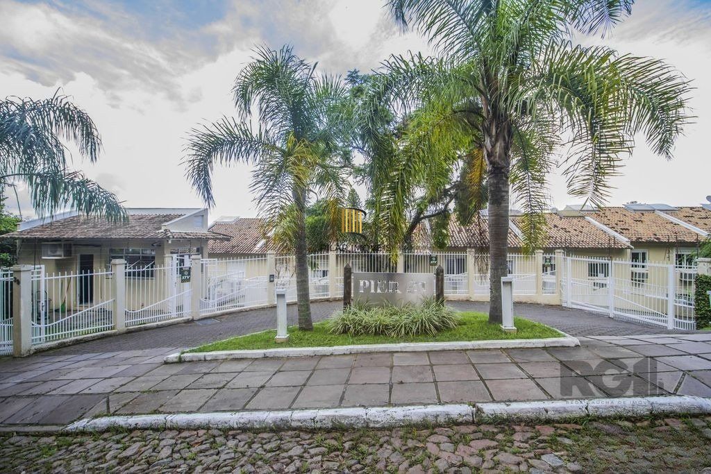 Casa em condomínio com 245m² - 3 dormitórios, 2 vagas no bairro Pedra Redonda