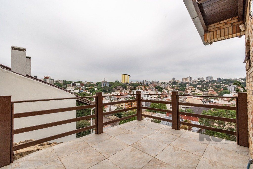 Casa de 484m², 4 dormitórios, 8 vagas no bairro Chácara das Pedras!