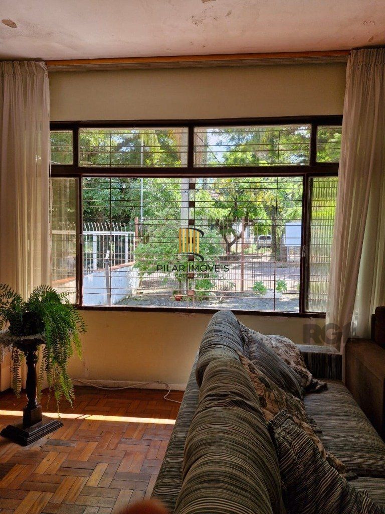 Casa com 243m2 de área privativa, com amplo pátio de 11 x 44, próxima a Av. Teresópolis