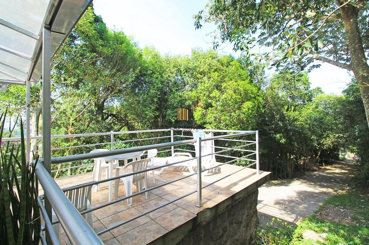 Duas casas em meio a muita natureza