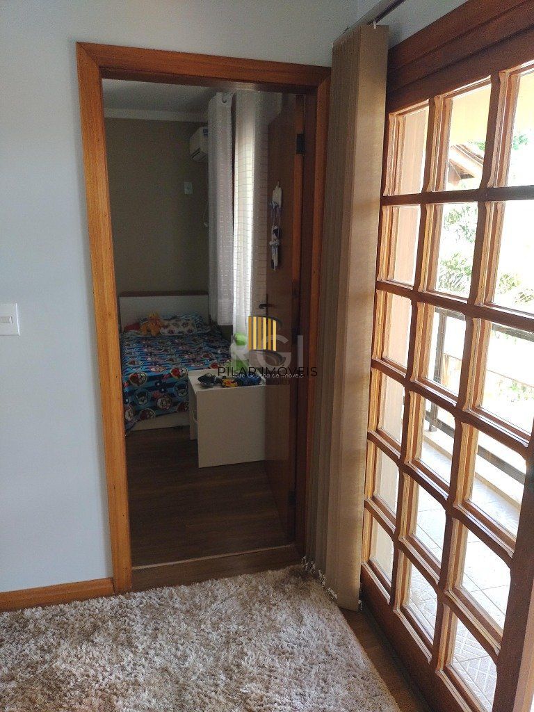 Excelente casa com 03 suíte, espaço gourmet com churrasqueira, living com lareira, pátio com piscina e garagem para 02 carros no bairro Espírito Santo